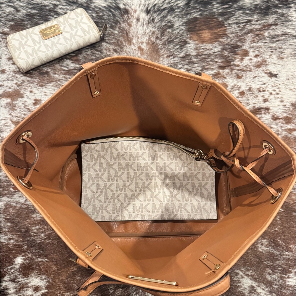 Michael Kors Cream and Tan Tote Bag Set - Picture 2 of 13